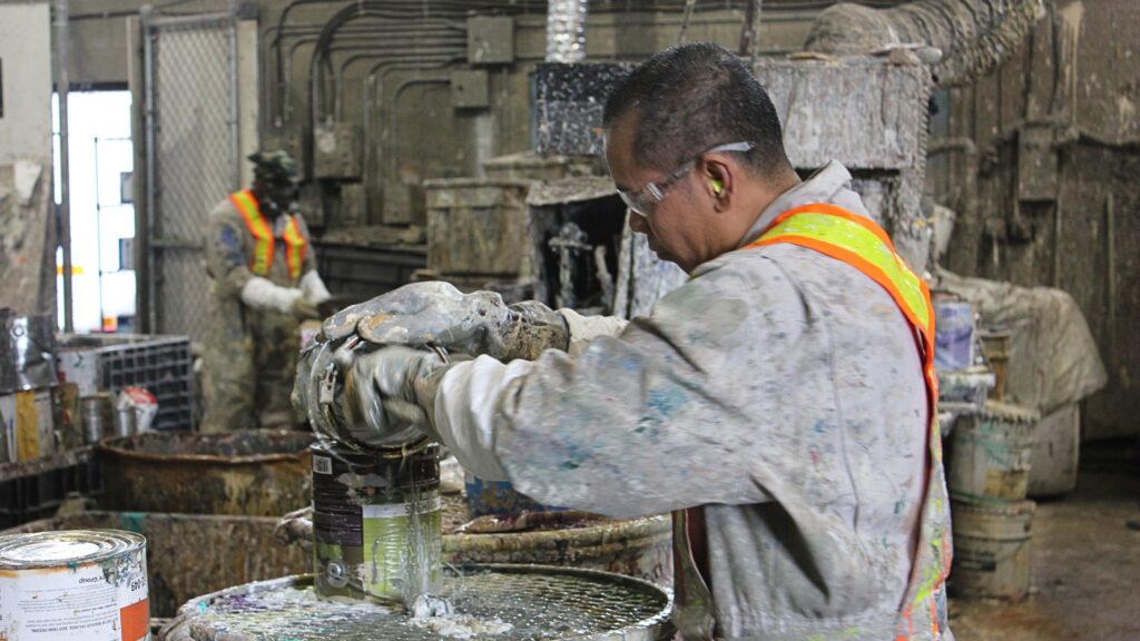 image du blog sur le dépôt illégal 1 - un travailleur dans une usine de recyclage travaillant dur pour garder les produits en fin de vie hors des décharges et des voies navigables